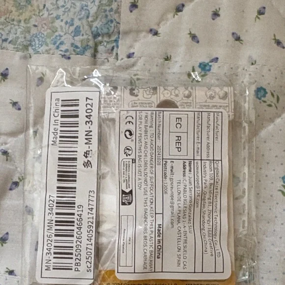 🐥Peanuts Red and White Enamel Pin - Picture 2 of 2